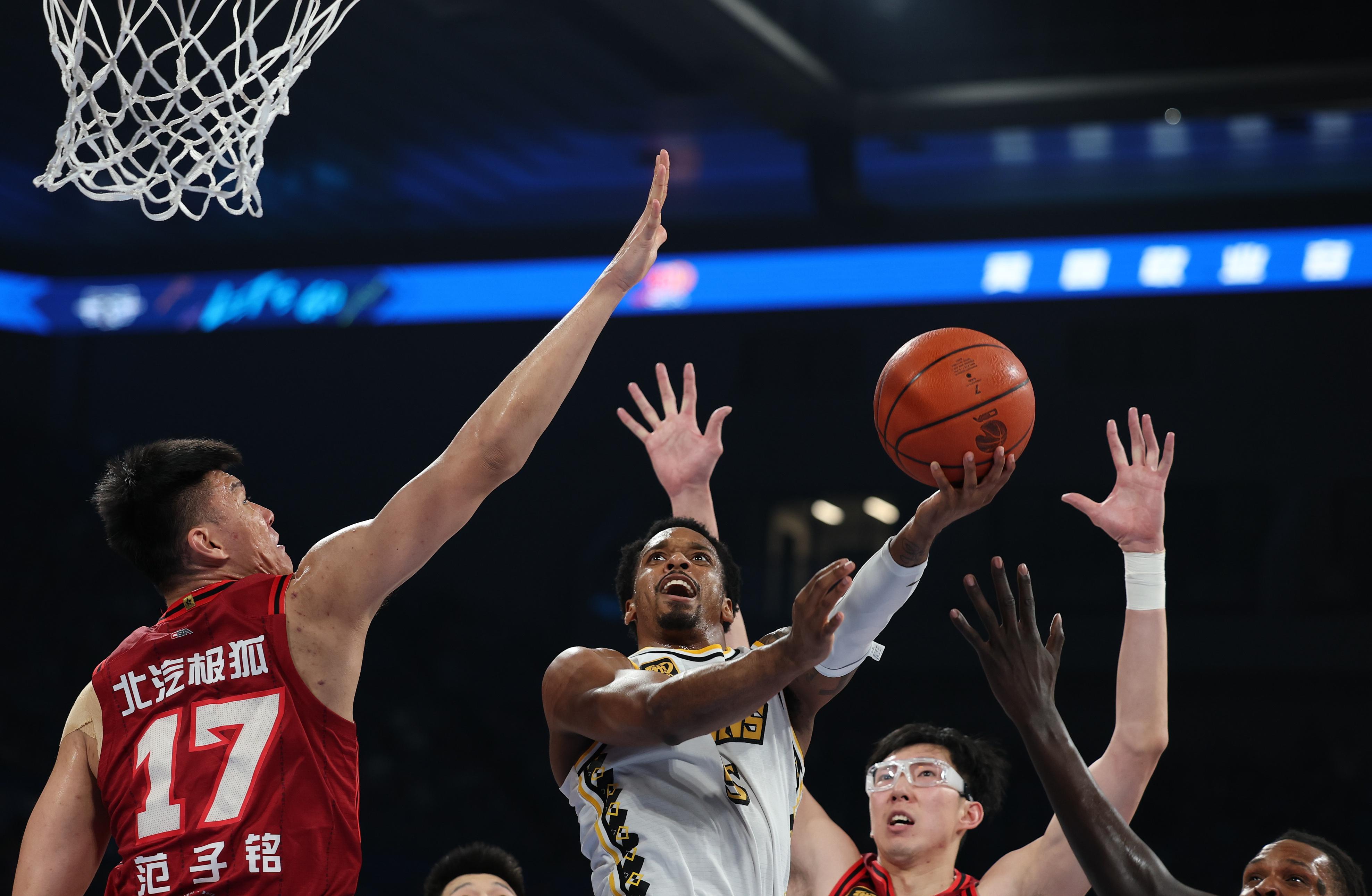 临场指挥获称赞-冲刺阶段广东宏远篮板制胜：英超节点到来；管理层满意；临场指挥获称赞(广东宏远三队名单如下)